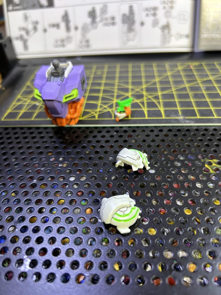 シールがついてないので、パッケージと説明書を見ながら部分塗装🖌️😊