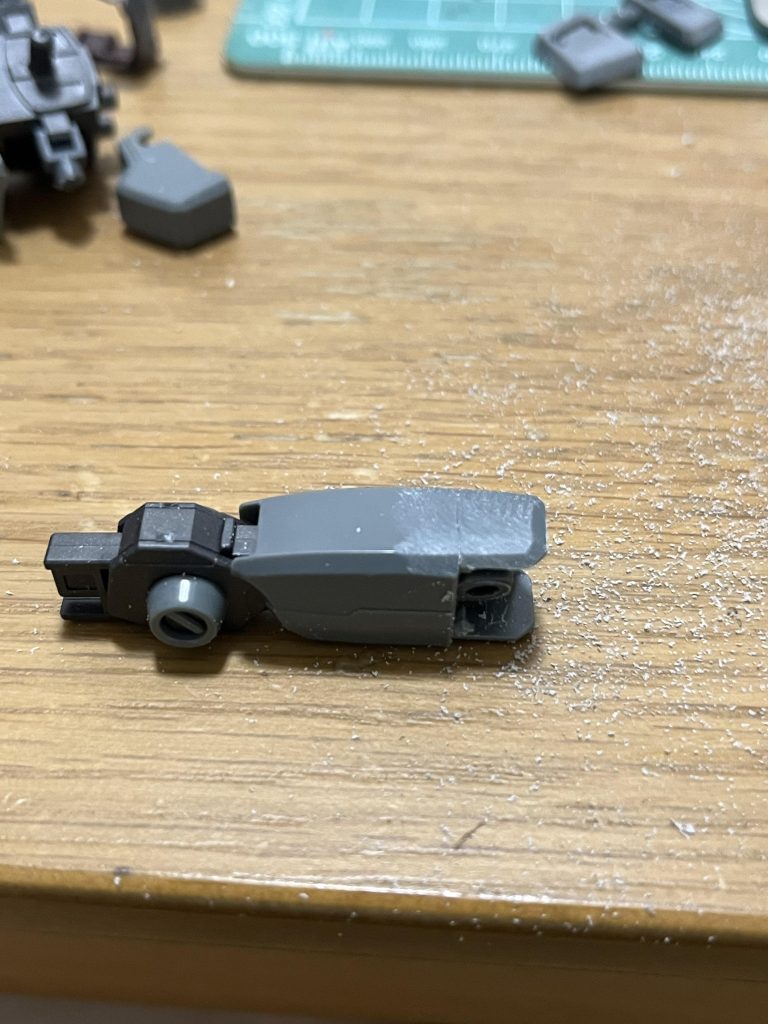 太腿のロール部。元の関節パーツを切り刻んで太もも側に接着して成形しました。元々これでいいんじゃないかくらい上手くいった。