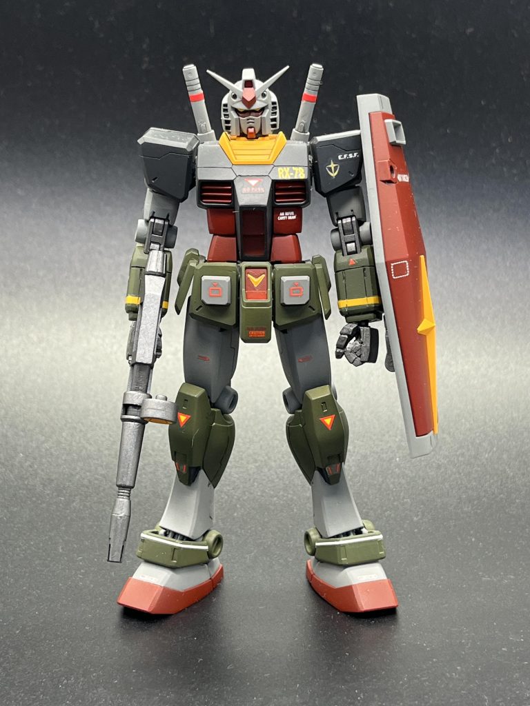 上腕をロール部分で切り詰めて、腹部ブロックを幅増し。太腿のロールの構造を変更して、足首のフレームを切り詰めました。左手首は付属の穴あき手首を切り刻んで再構築してそれっぽく握り手にしました。