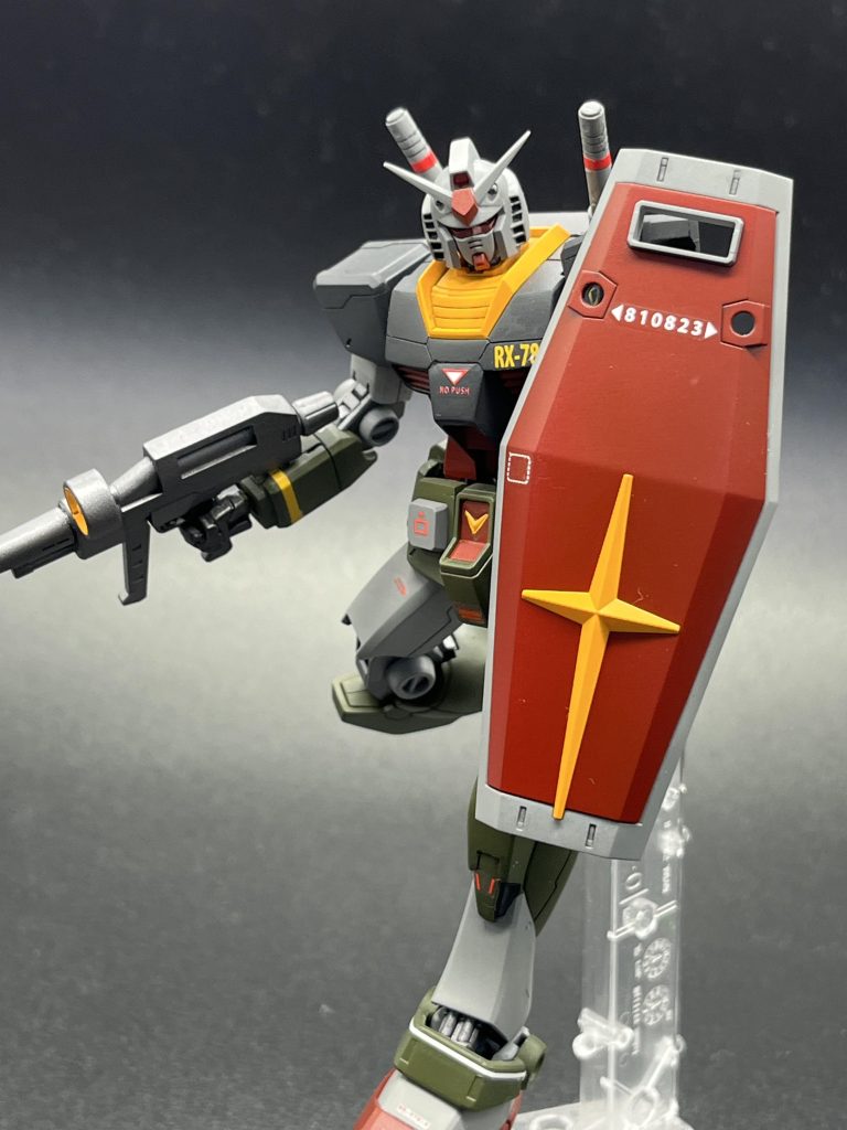 シールドの丸い穴は開口。裏のモールドと、位置があっていなくてびっくり。