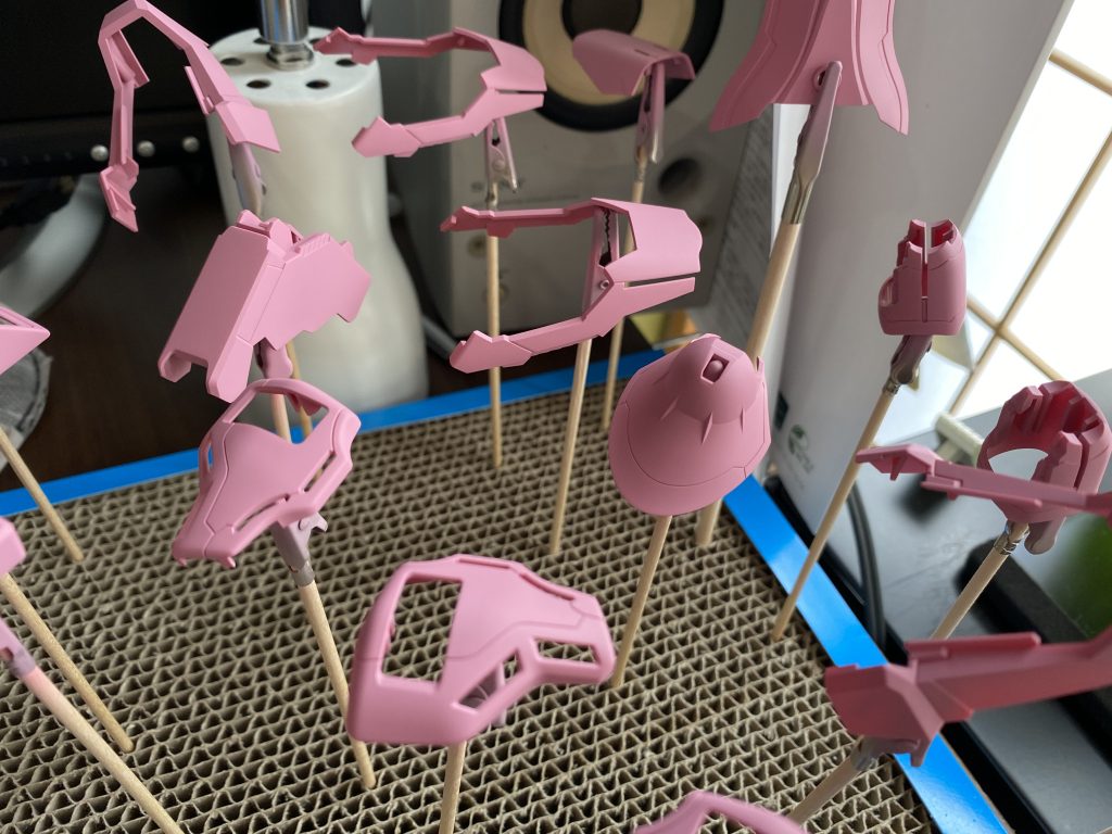 パーツの磨きとピンクサフだけでもうお腹いっぱい。。結構古いキットだからかヒケや変形が多いので処理が大変。