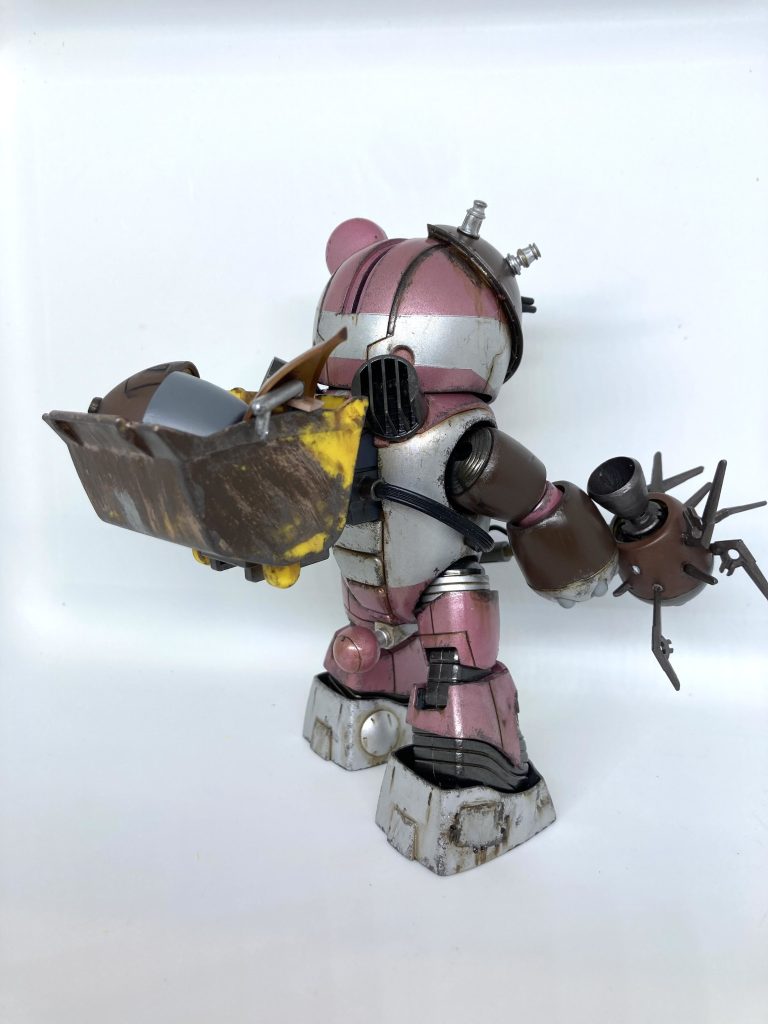 背中のバケットに集めた部品を入れてます。