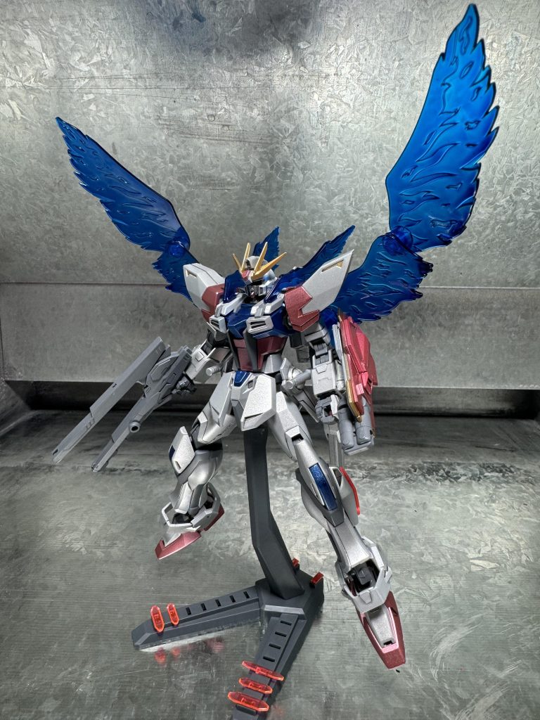 メッキ系統の色を使用して塗装してます。翼はクリアブルーで塗装してます。