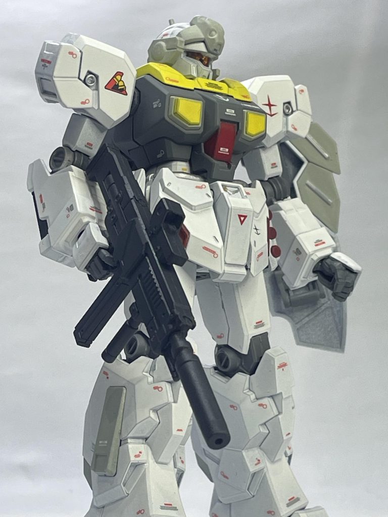 ジェスタの元カラーは連邦軍の中でもトップ3に入るぐらい好きな色なのですが、全塗装を目指している自分としてはなくなく塗装する道に…