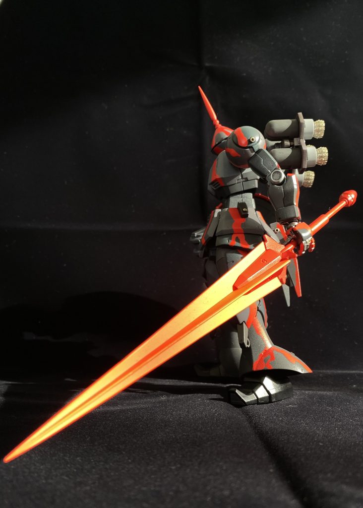 見た目はギャンのカラバリ機体ですが、高機動で暴れる「血みどろ」機体wなので、意外と弄ってます。主なポイントは、①頭部の形状変更、②バックパックの追加、③胴延長、④スカート部分の高機動化、⑤脚部の高機動化、⑥武装の変更、となります。