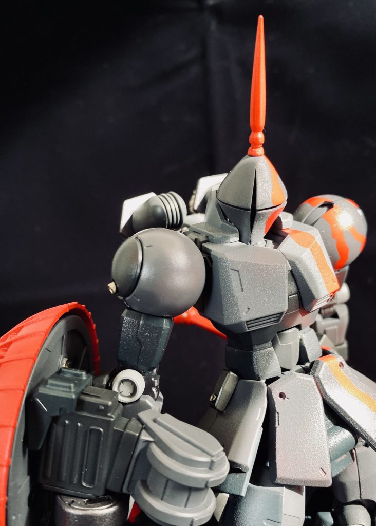 イメージ、設定としては…『彼は寡黙。ただただ敵機体の破壊を楽しむタイプ。破壊に感傷・感情は全く見られない。左腕で振るうロングビームランスにより敵機体の破損・爆発・炎上により左半身のみ赤黒く煤けていく。これにより「血みどろのギャン」との二つ名で恐れられる様に。メカニックが一目で彼と分からしめられる様に、と二つ名に沿った赤のカラーリングを施した。』といった様な感じでしょうか。