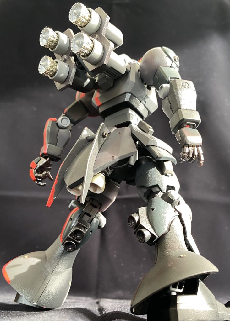 脚部。太腿はイフリートに置き換え。更にマンロディのサイドスカートを増加装甲として追加しています。ふくらはぎ部分にもスラスターを追加。足はギャンクリーガーのものを使用しました。