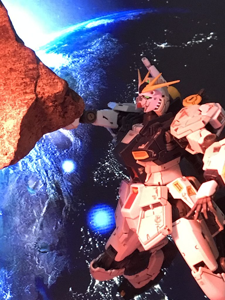最近撮影5アムロ「νガンダムは伊達じゃないっ!!」今 ffニューガンダムEGとRG、HGUCνガンダムを積んでます。この作品よりうまく作れるよう頑張ります。