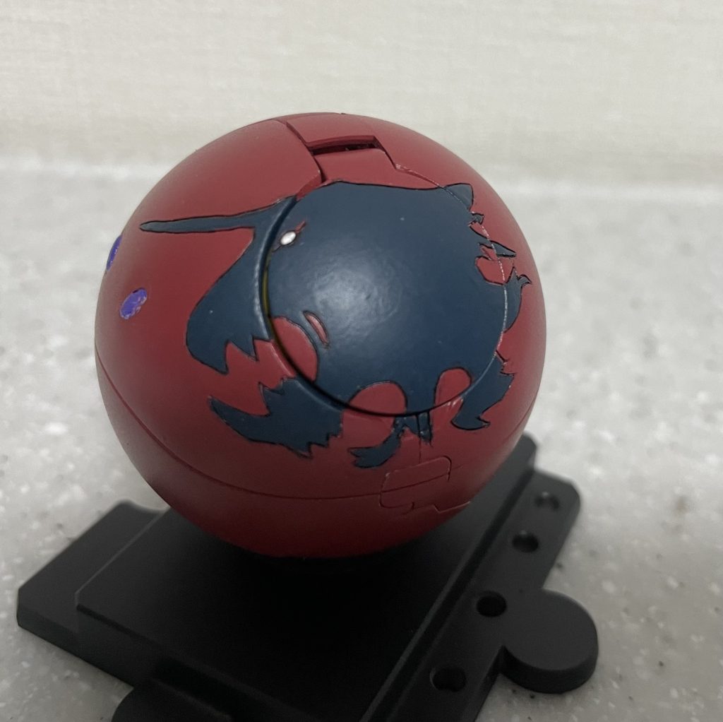 サーシェスといえば左肩のタトゥーだと思い、設定資料を探したのですが、全体像が写っている物が見つからなかったので手元の資料の画像を断片的に繋ぎ合わせて手書きでスケッチしたものを元にスジボリしました。公式設定ではないですがサーシェスっぽさが出せたと思います!タトゥーの部分はシタデルカラーで筆塗りしました。