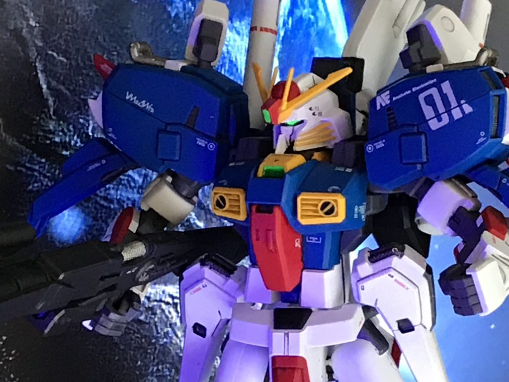 上半身ショット。肩幅が広く、迫力がありますよね。肩アーマーのスライドがしたかったのですが、今回は無理をせず無改造で製作しています。