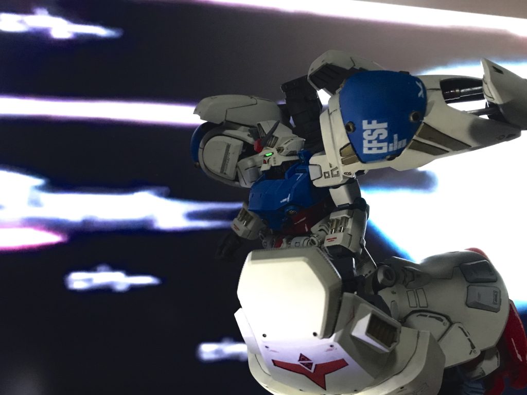 コンペイトウでの連邦観艦式を急襲するGP02試作2号機サイサリス。サラミスの迎撃放火の中鮮やかに突き進む姿が勇ましい!!