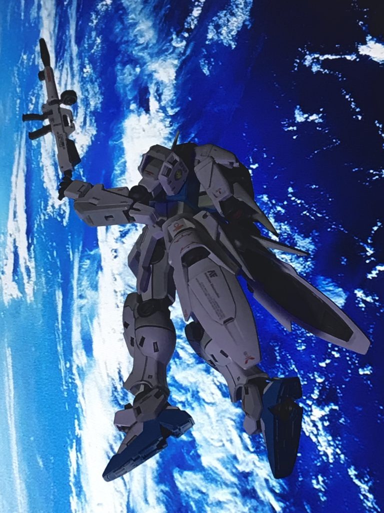 浮遊するビームライフルを手に取るステイメン。