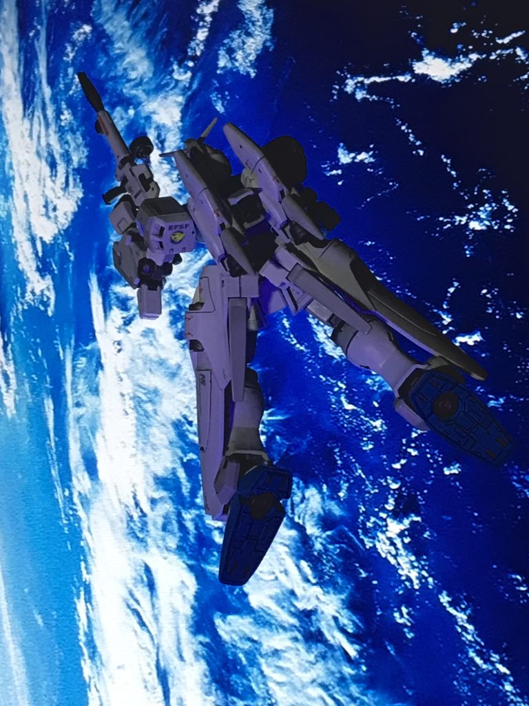 ライフルを手に取り、決着をつけられなかったやるせなさと、理不尽な連邦のやり口に怒りがこみ上げるコウ。