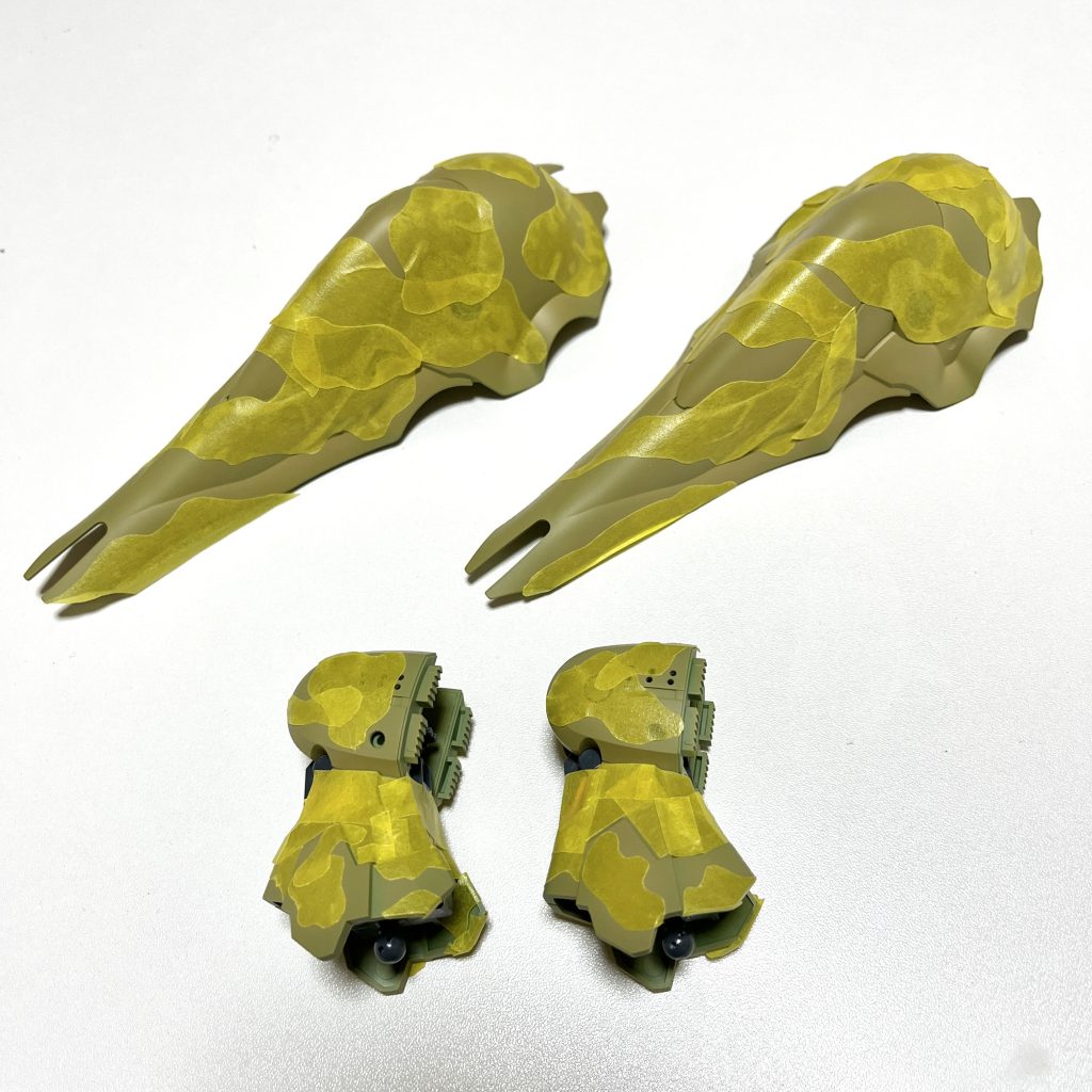 おまけ。地獄の迷彩塗り分けマスキング^^大きめのマスキングテープを購入して、フリーハンドで雲形を切り出して貼り付けています。ご参考になれば！それではまた！！