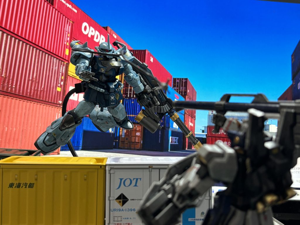 コンテナからワイヤーで強襲