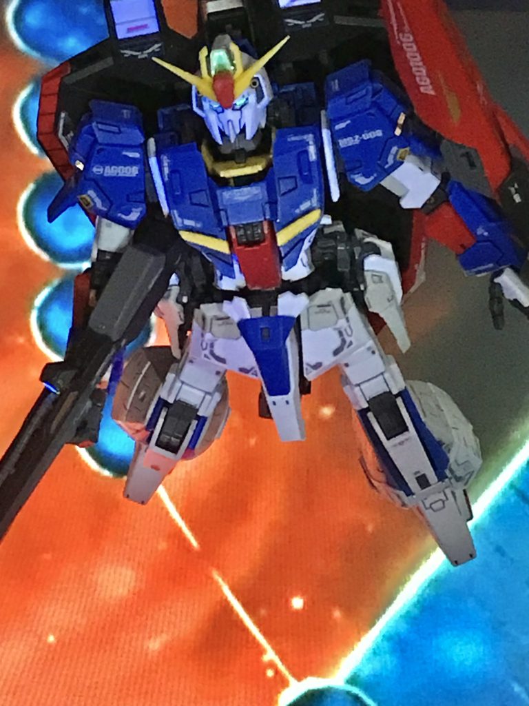 ガンダムの中で、一番好きな機体だと思います。リアルで見ていた時、いつまでたってもタイトル機が出てこなかったので、心配していた記憶があります。当時zのプラモデル買えたときはうれしかったなぁ。