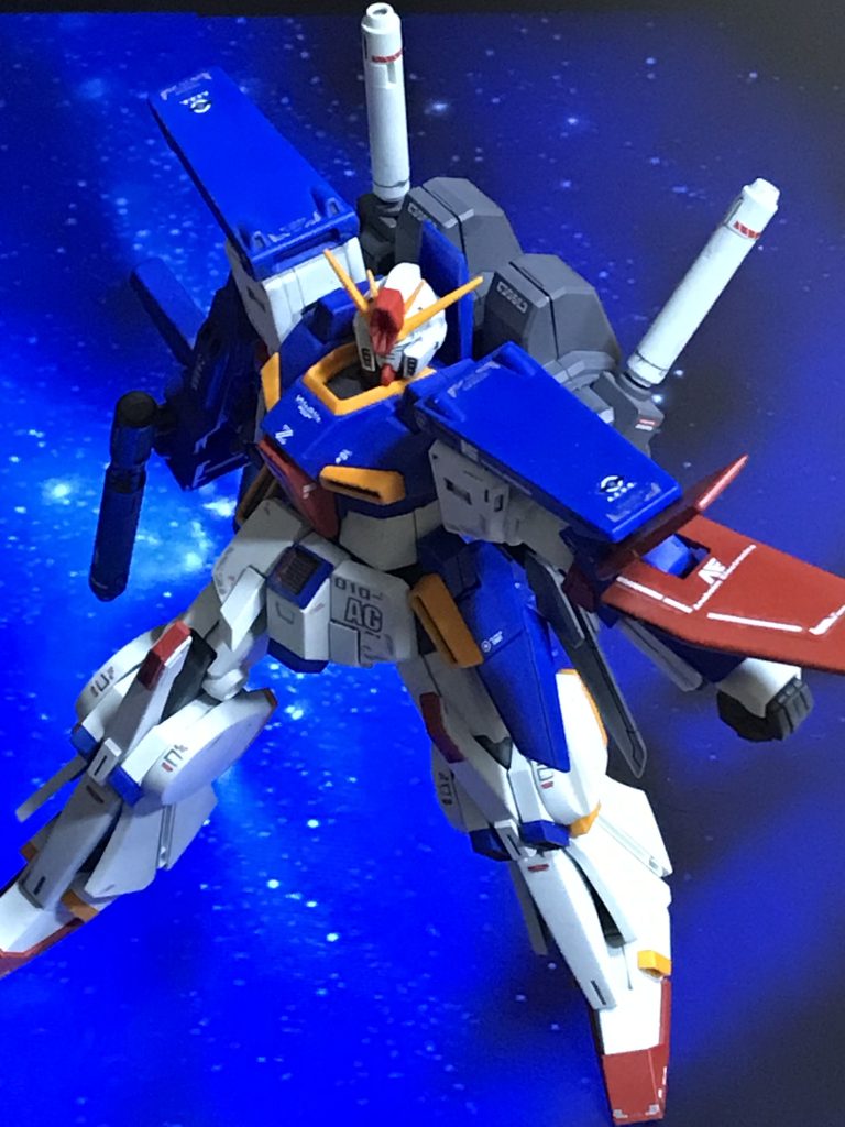 変形直後のおなじみのポーズを撮りたかったのですが・・・。肩が上がらず、ライフルの持ち手も緩く、ハンドグリップから先がおじぎしてしまうのでこのポーズで我慢・・・。