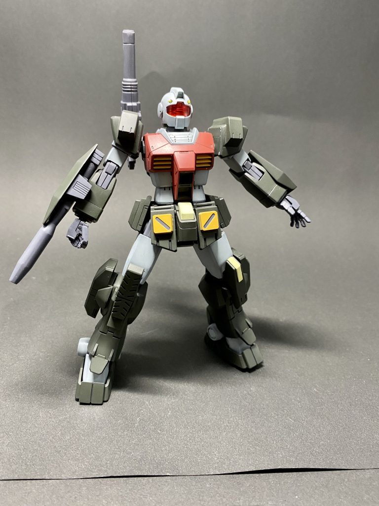 通常ジムにアーマーを付けた風にしたかったので、中は赤です。