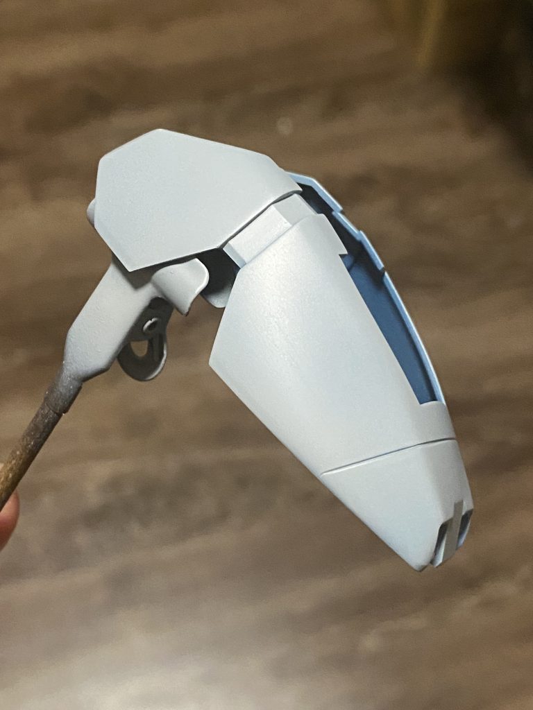 今回どれほど効果あるか検証したかったので粗めのパーツにボーンペイントのボーンサーフェイサーをしっとり塗装。いい感じにキズ埋めと滑らかスルスルな表面に