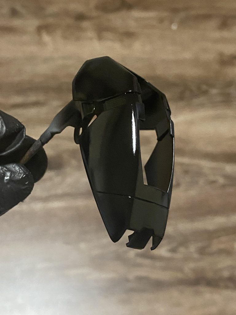 メッキ調塗料で仕上げないためEXブラックで黒下地、サフ吹きっぱなしからの塗装でしっかりヌルテカな黒になりました。