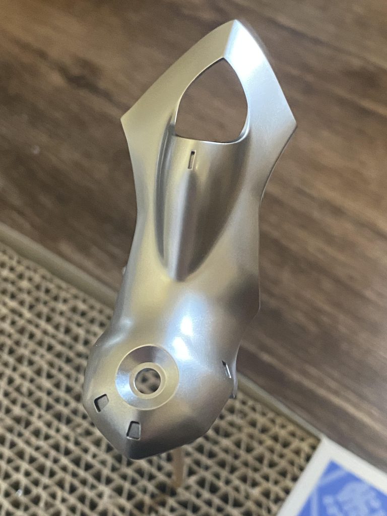 その上にボーンペイントのネオシルバーをふわっと何度も吹きつけ、シルバーやメッキというより金属削り出したような質感です