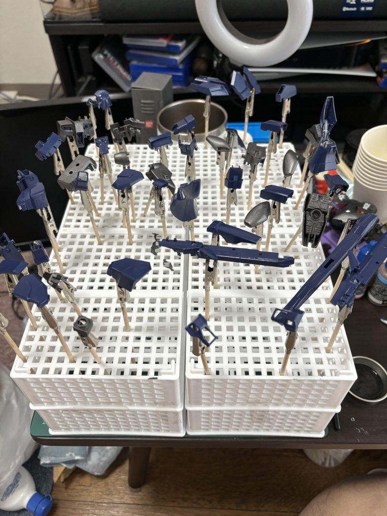 今回はサーフェイサー塗った後にティターンズブルー塗ってます。 