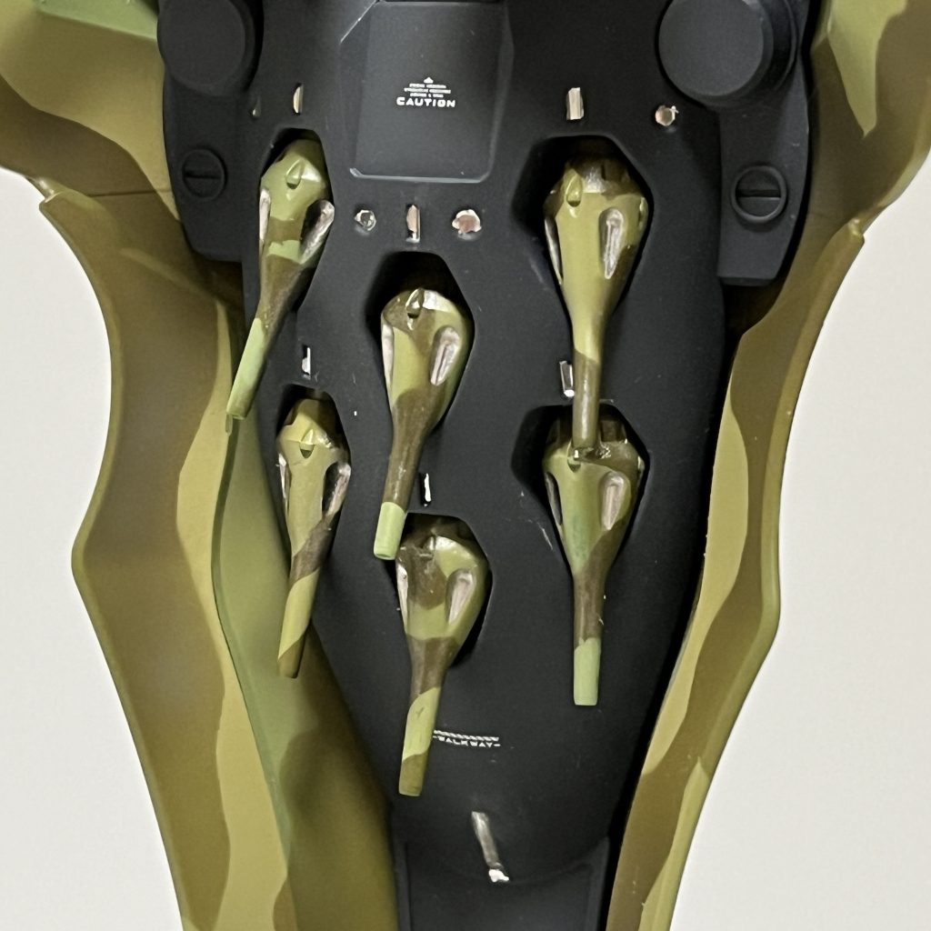 ファンネルはひとつずつ迷彩塗装をほどこして、ガンダムマーカー（メッキシルバー）で差し色を入れてみました。バインダー裏側のモールド部分にもメッキシルバーを流してディテールアップしています。