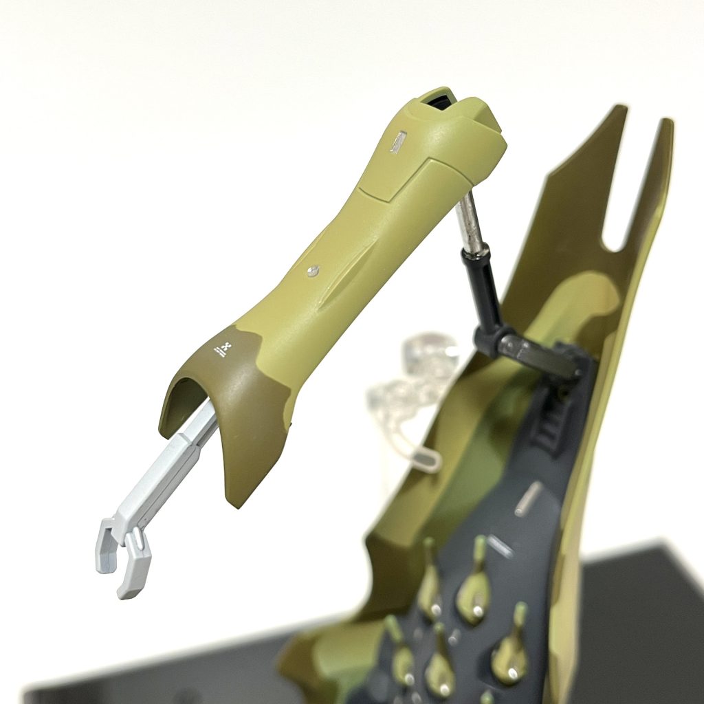 サブアーム。こちらも迷彩塗装をほどこしています。シリンダー部や、モールド部分にガンダムマーカー(メッキシルバー)を差してみました。