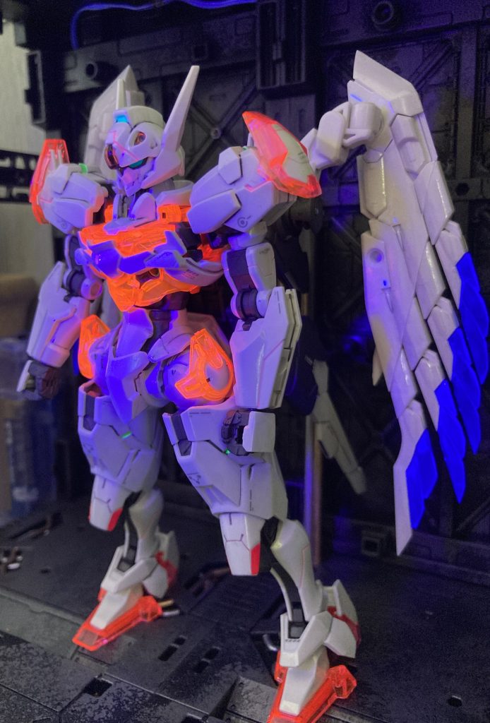 フロント(ビットオンフォーム)とにかくUVライトで光らせたいが一番だったので、細々としたところに雑さがでてます。というよりも、白機体は綺麗に見せるのが難しいと改めて思うところ。ウェザリングなしならなおのこと…