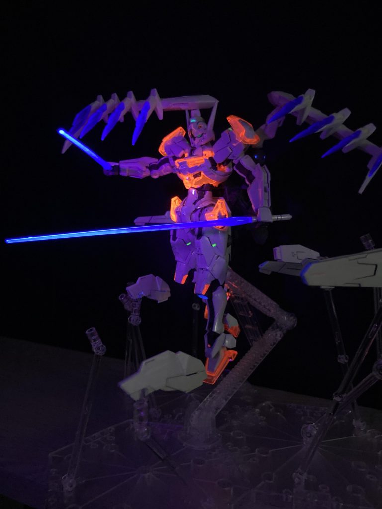 ちょっとだけジャイオーンを思い出しました。機体解説ガンダムルブリスミカキャリバーンを制作したチームがルブリスベースの次世代機コンペの際に作った機体。対MSの近接、中距離において圧倒的な強さを追求した本機体。(この機体をエアリアル改修型同様にすれば長距離射撃も可能になりうる)本機体はキャリバーンの際に問題になった、フィルター機能を実装。しかし、ビット数が倍以上になったためマルチタスクによるデータストーム負荷が増大したためフィルターの意味はほぼなくキャリバーン同様曰く付きの機体となった。その結果コンペは別チームのウルやソーンなどの機体が勝ち取り、本機は抹消される事となったがこの機体もまた何者かが回収しどこかで秘匿されている。この機体開発チームは単なる馬鹿なのか、はるか先の未来を見据えた機体を作りたかったのか。それを知る事が出来るのはまだ先の話…。ちなみにウイングパックのビットを使用しなければ運用は可能な為、機体性能100%を引き出せるパイロットを今もまだ待ち続けている。