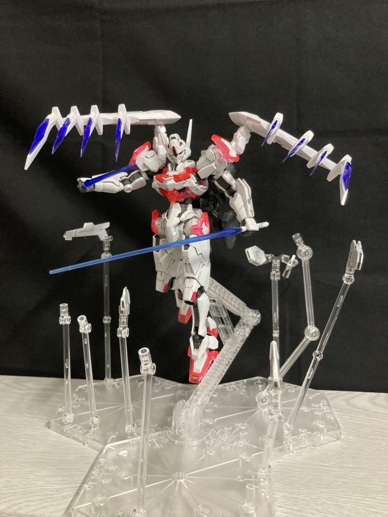 ビットステイヴ(ソードモード)近接特化ビットを射出せず、ソード&シールド用途として近接攻撃のサポートを行う。また、ノーマルルブリスで使われるビットはバックパックにマウントして推進力の向上させるか、もしくはビットとして展開して近接攻撃の後方サポートを行える。