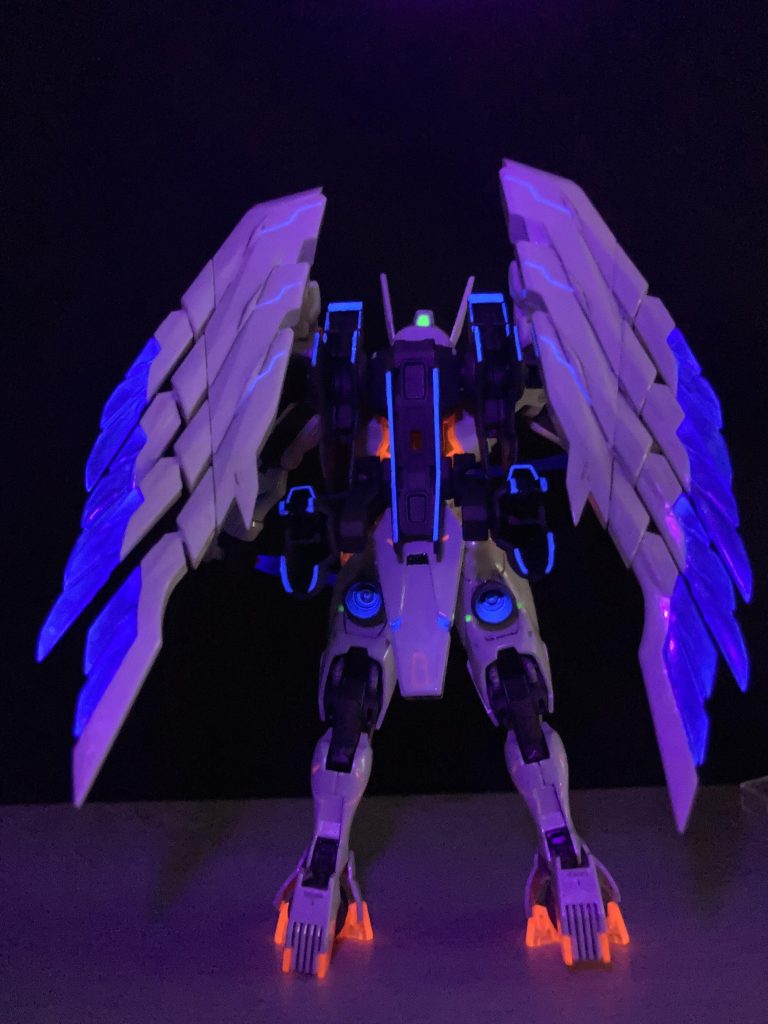 バックショット写真だと伝わりきれないですが、後ろからのこの光具合が中々にカッコ良い