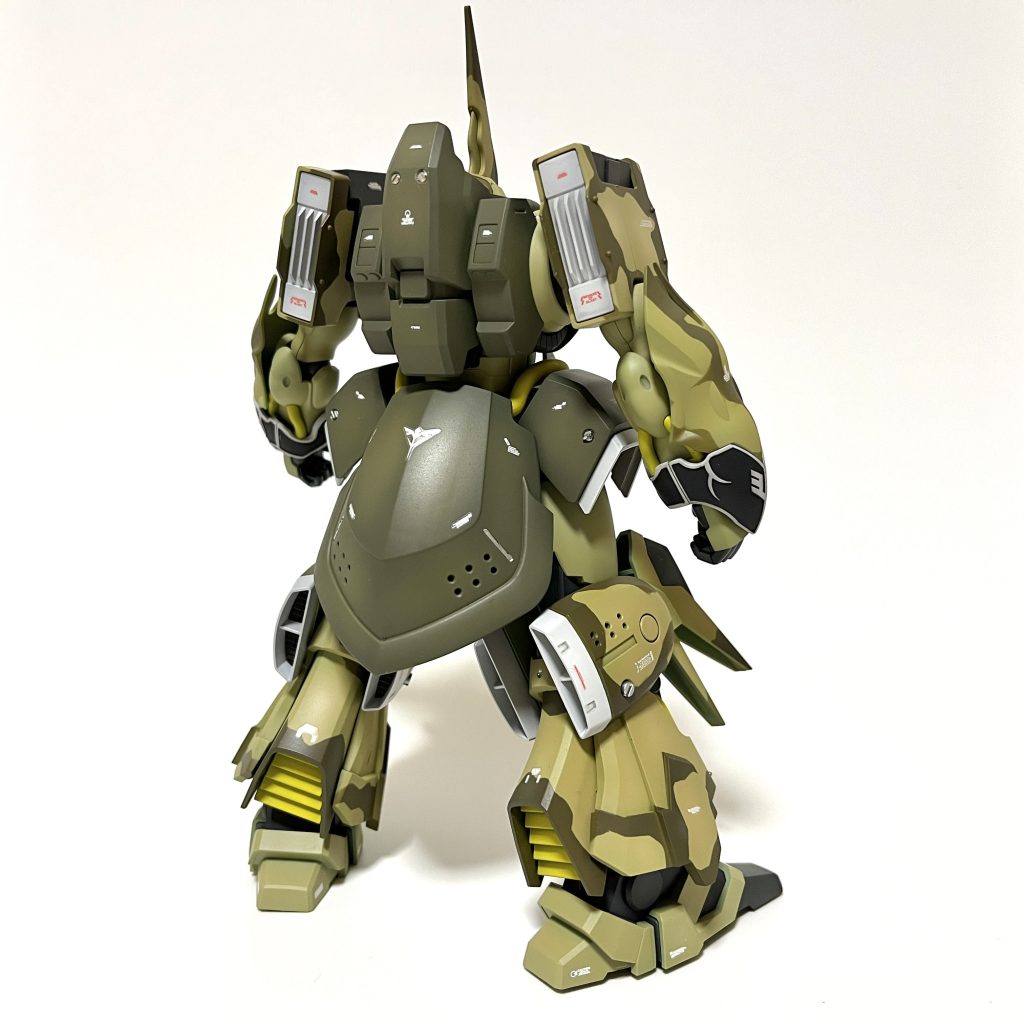 背面。大きなおしりのスカートにブチ穴をほどこしました。