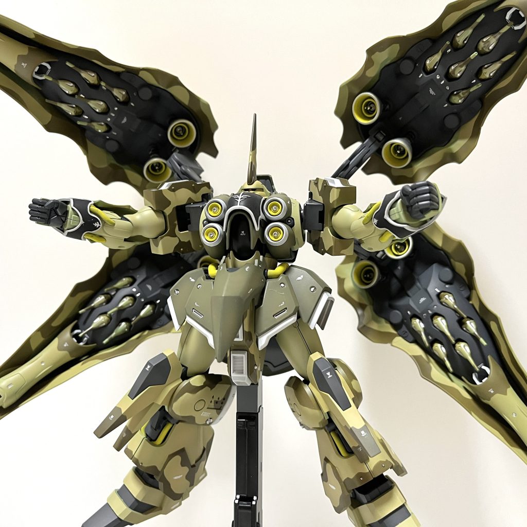 んばっ！！！ファンネルはひとつひとつを迷彩塗装したあと、ガンダムマーカー(メッキシルバー)で差し色を入れてます。