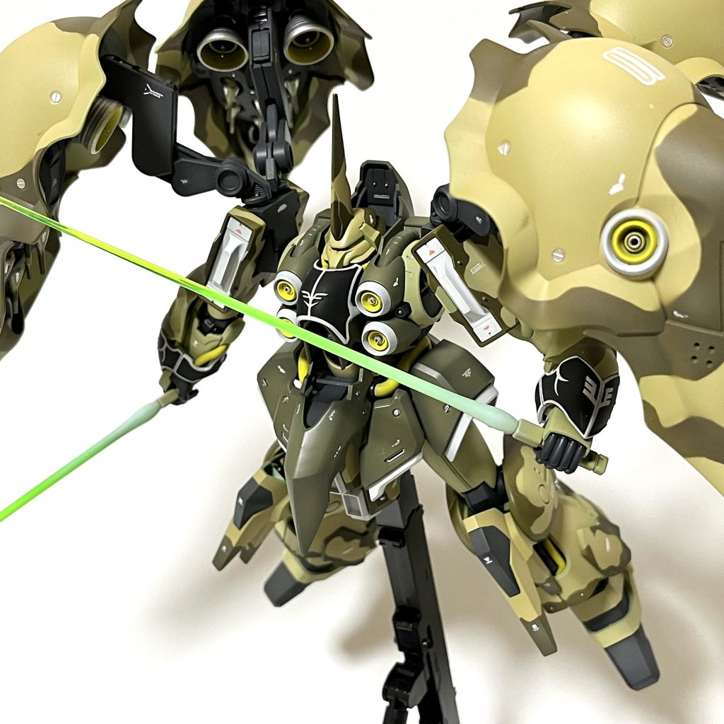 ビームサーベルを構えて。ホワイトグラデーションで発光表現しています。