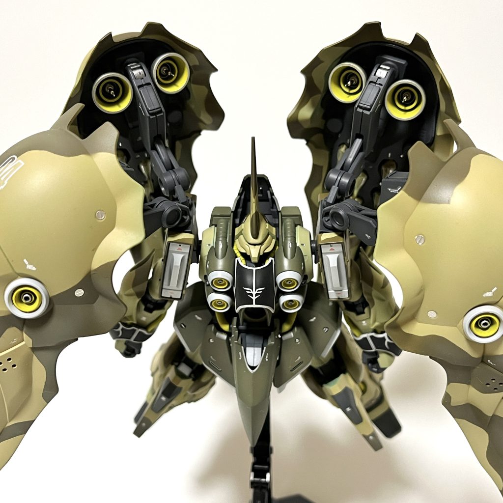 こんなん飛来したら勝てそうにない・・・バインダー内のバーニアを目立たせたくて、内部をイエロー系で塗り分けて、中心にはICソケットでのディテールアップをほどこしました。