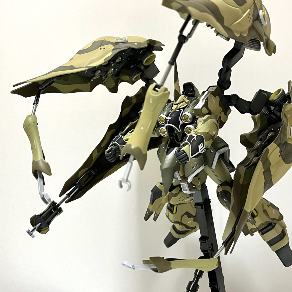 わしゃわしゃとサブアームを展開。不気味さを出したかったので、先端はホワイトで塗装。シリンダー部はガンダムマーカー(メッキシルバー)で塗装しました。