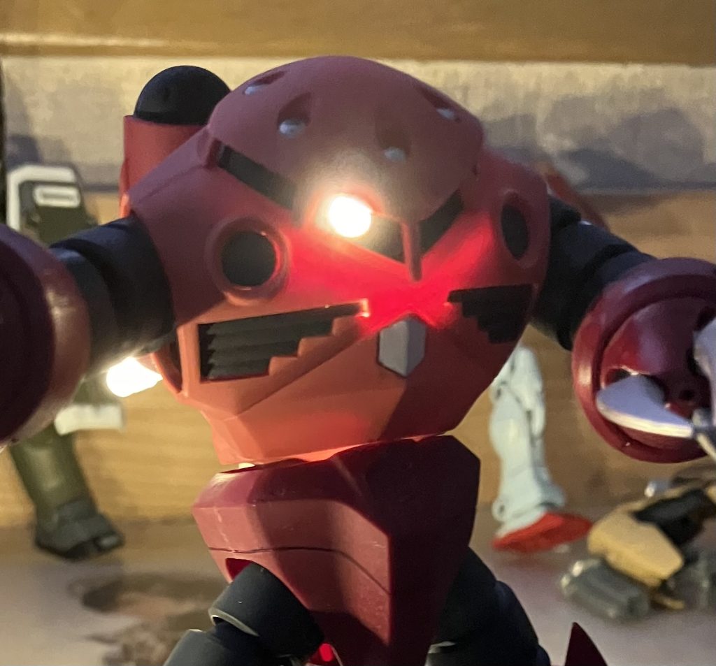 電飾って大変ですね💦光はダイソーの細長いライトがたくさんついた物を使ったのですが、ライト1つが長すぎてズゴックの頭のパーツをニッパーで割りながら光らすことができました!写真のモノアイはまだ透明のシートつけてない状態です。光が眩しい