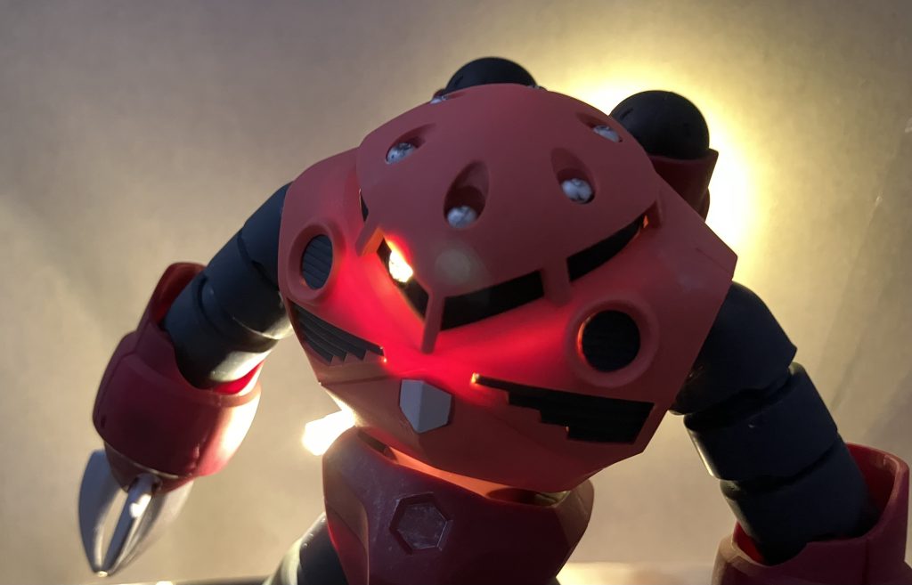 モノアイにビニールで代用した透明のシートを貼り付けるだけで結構光を抑えることができました後ろからいらないライトがでてきて、邪魔なんですがいい方法なにかありませんか?今の所黒テープで巻き付けようかなと思っているのですが…