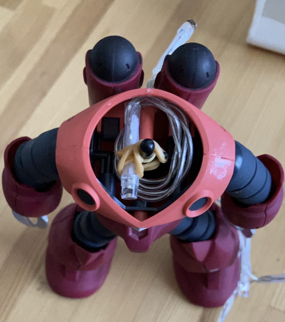 完全体になる前の頭部の仕組みです。 運良くモノアイに開けた穴とピッタリライトが重なったので固定のために輪ゴムを使いました!