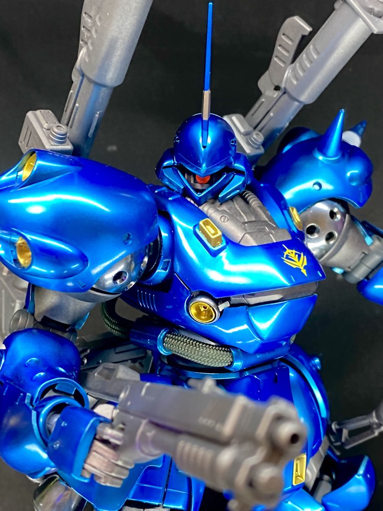 装甲が派手な分、フレームと武装は艶消、関節は水性、武装はメカサフのガンメタに黒を足しています。