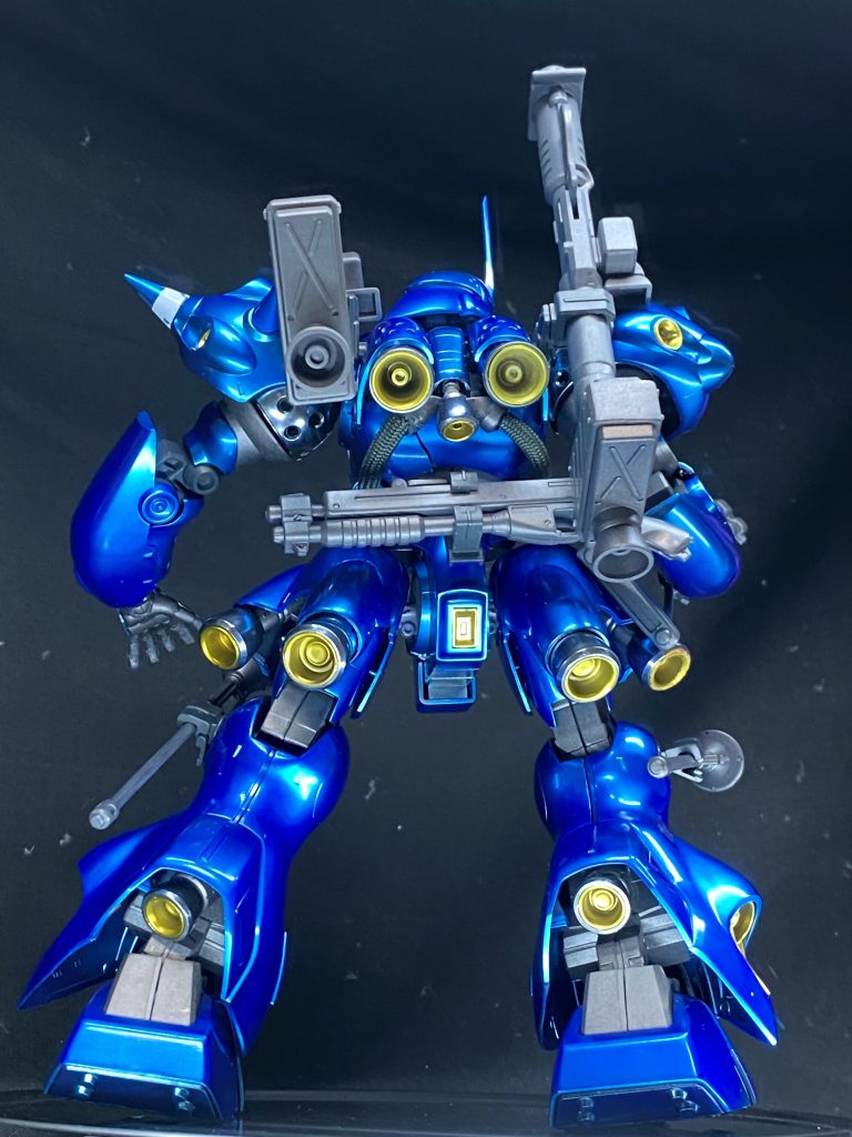 後ろ姿も見どころのキットです、多数のスラスターと肩球状部分をメッキ調にしました。