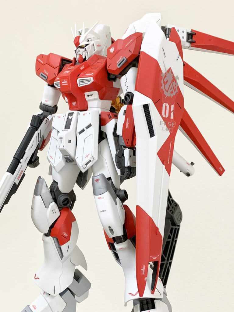 デカールはこれまでの余りのものを適当に貼ってます。デカール貼りはホント好きな作業の一つです。