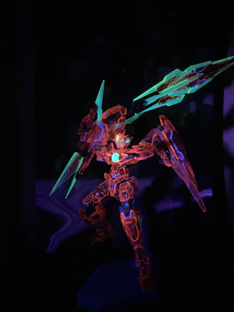 バスターソードを振りかざすクアンタ