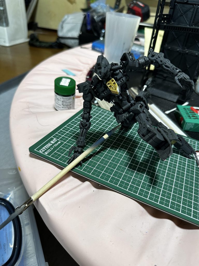 フレーム状態だとこのポーズ余裕でつけられましたが外装つけるとポージングの難易度が跳ね上がりどうしようか考え中です。。。