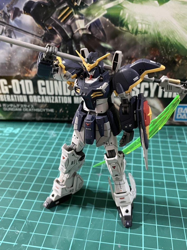 旧キットの1/100のディテールを参考にスジ彫りを追加。この時にピンバイスを手に入れたので穴開けを追加。…ちょっと開け過ぎたような気がする…。