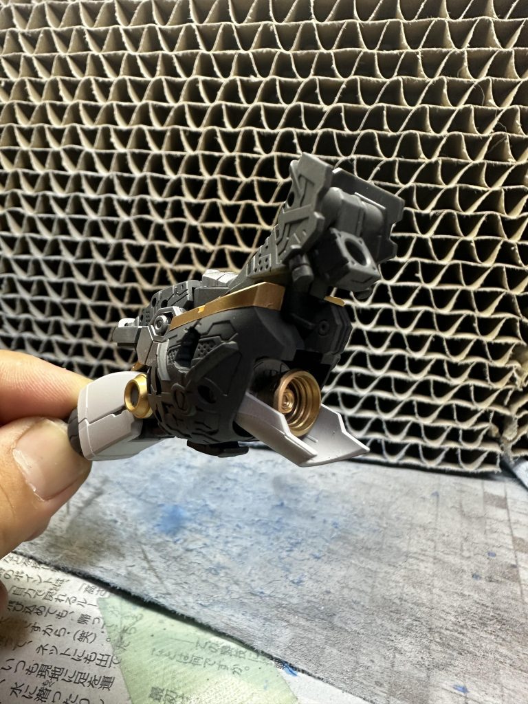 バーニアは全てゴールドで塗装しました。いい具合に金属感が出せたかなと思います。