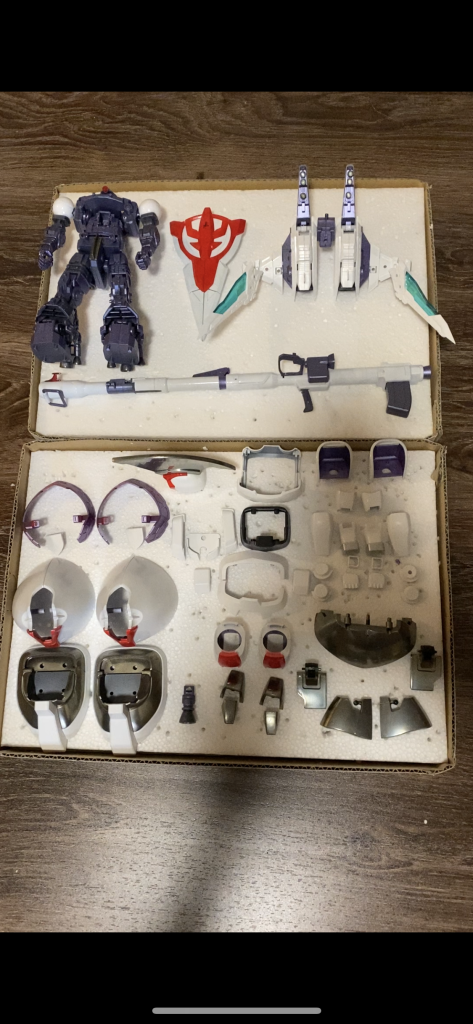 完成前の整列させたパーツ完成品トイのブリスターみたいで楽しい時間です