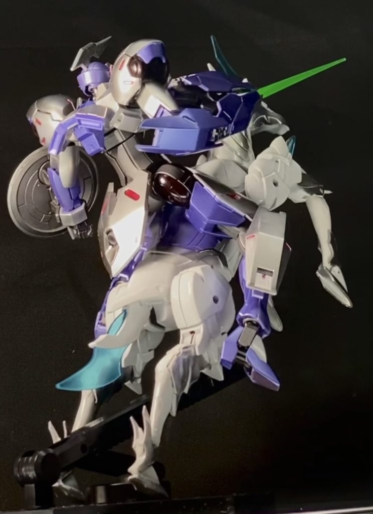 ミカエリスはしっかり乗るために後ろのスカート装甲が跳ね上がるように改造、丸いシールドがイメージにあったので、ハインドリーから拝借しました。