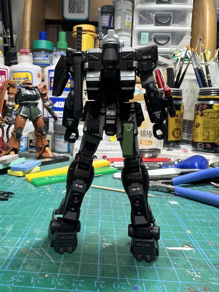 バックパックの左右の配管？みたいな所はアクセントでシルバーで塗装 ふくらはぎのバーニアの内部を赤で塗装し塗り分けてます